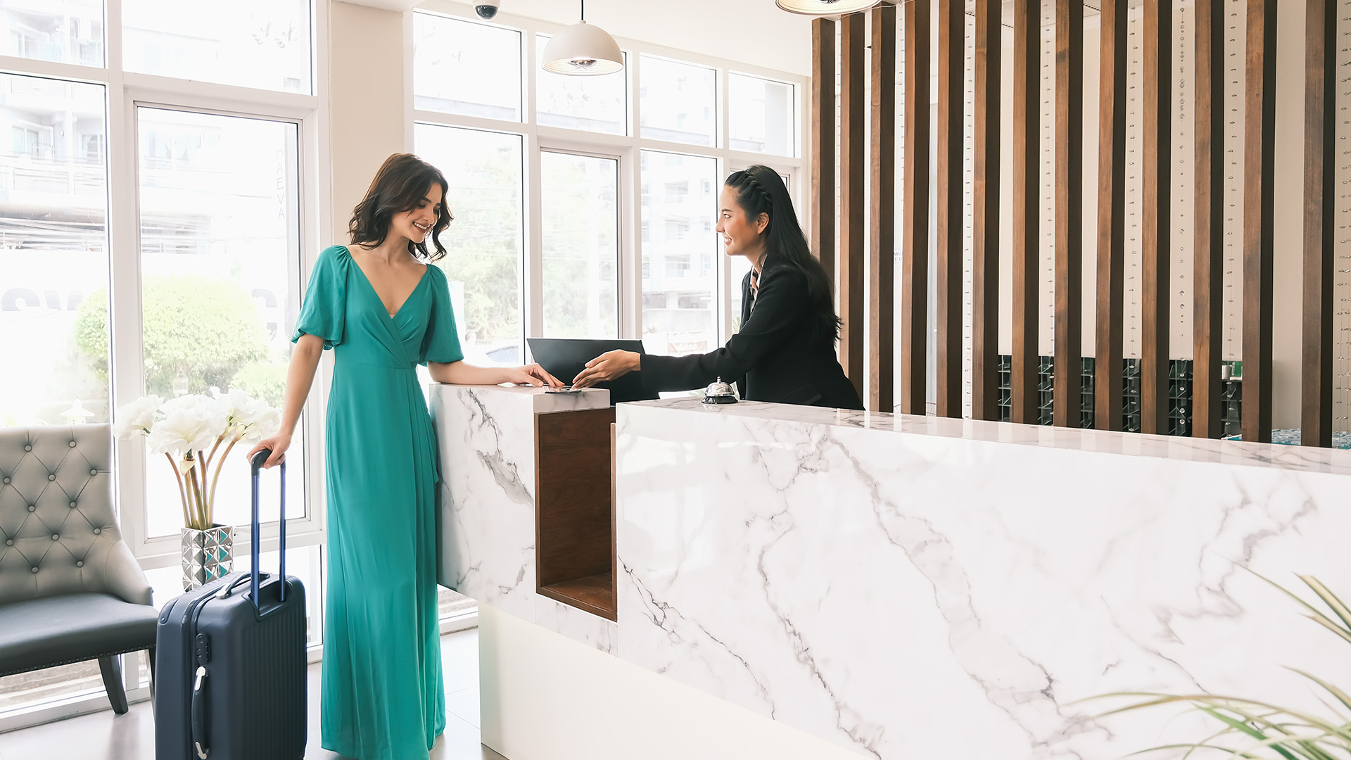 Recepcja hotelowa z wykończeniem 3M DI-NOC Stone — folia architektoniczna w hotelu